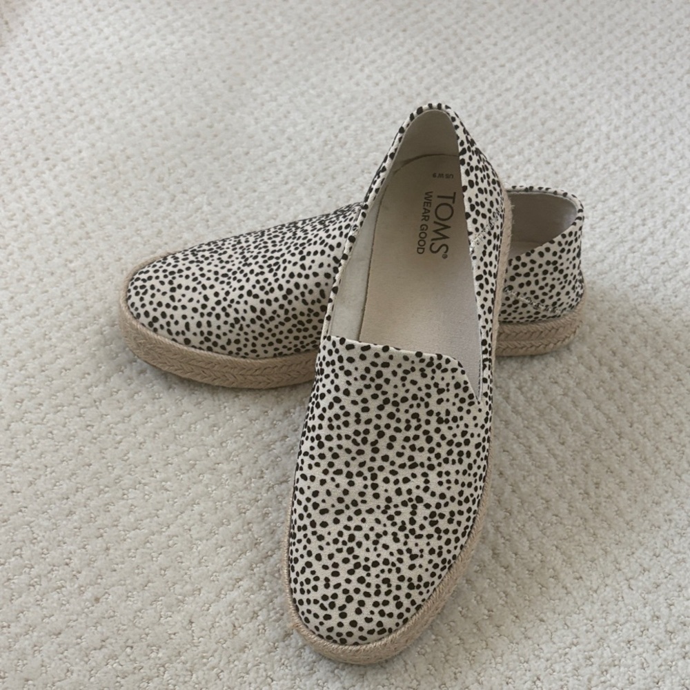 TOMS Women's Black and Cream Espadrilles